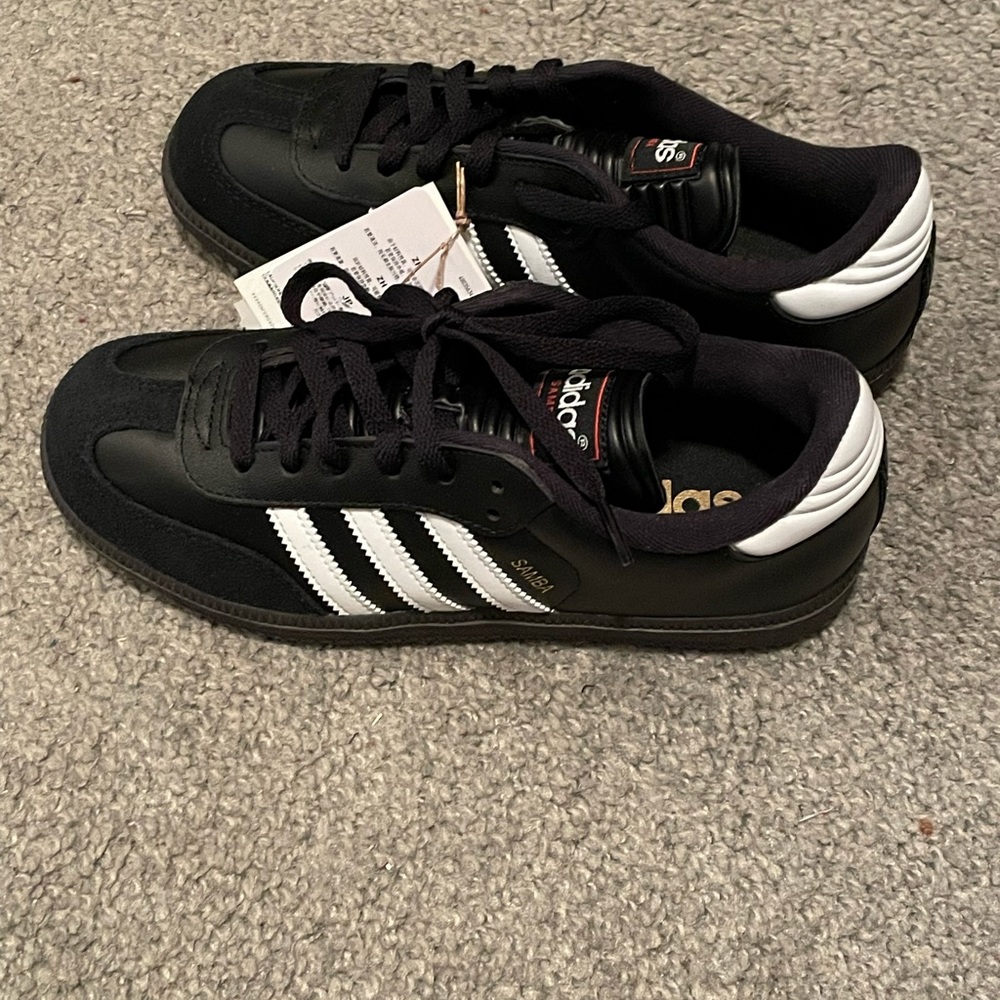 Adidas Samba Classics- black and white Men/Kids 5 women’s 6.5